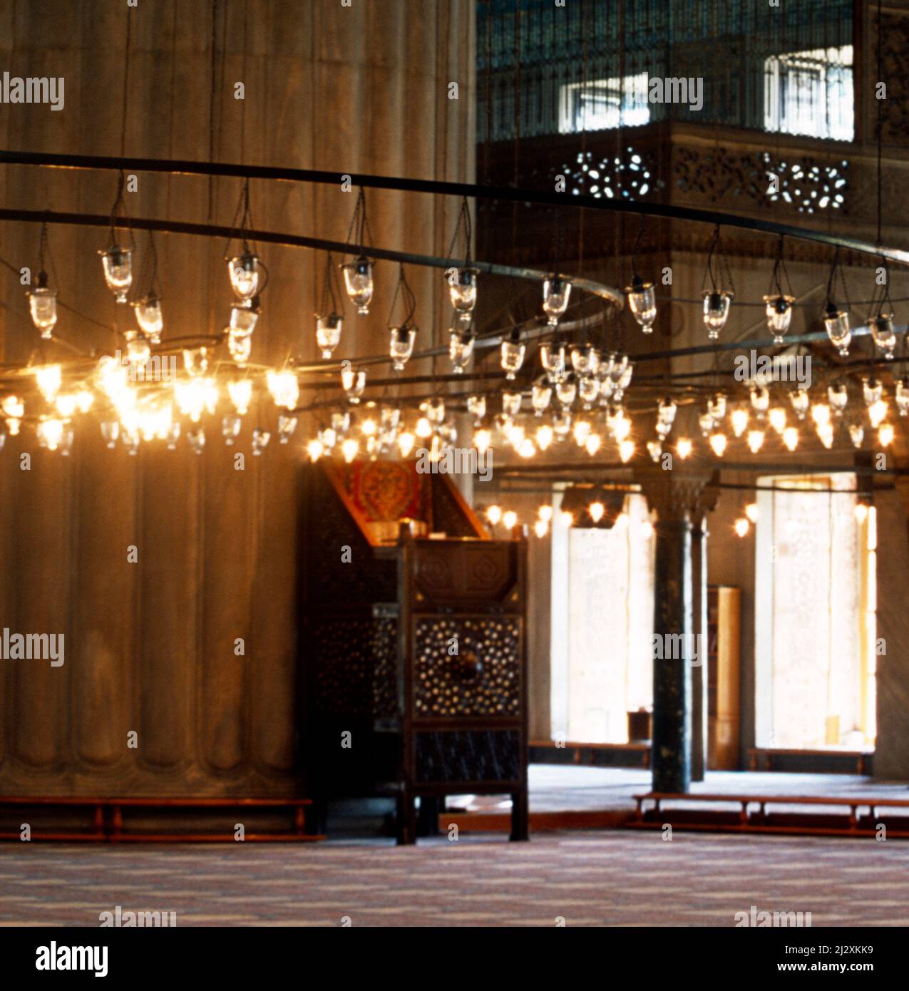 Estambul Turquía Mezquita Azul Interior Kursi Foto de stock