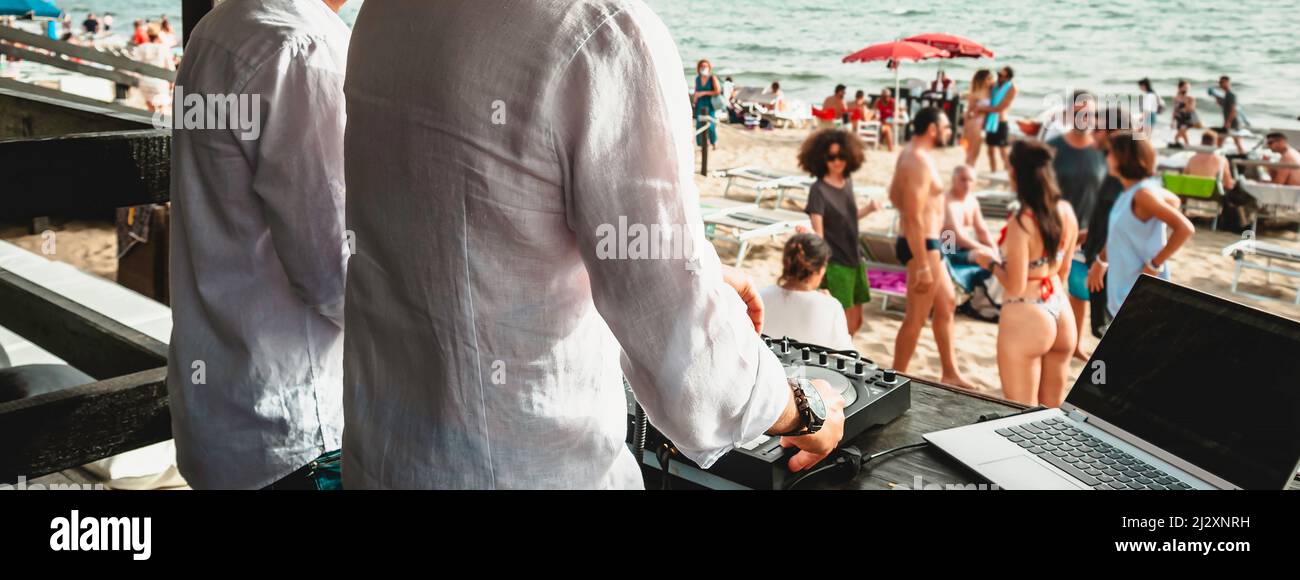 Friends beach party festival fotografías e imágenes de alta - Página Alamy