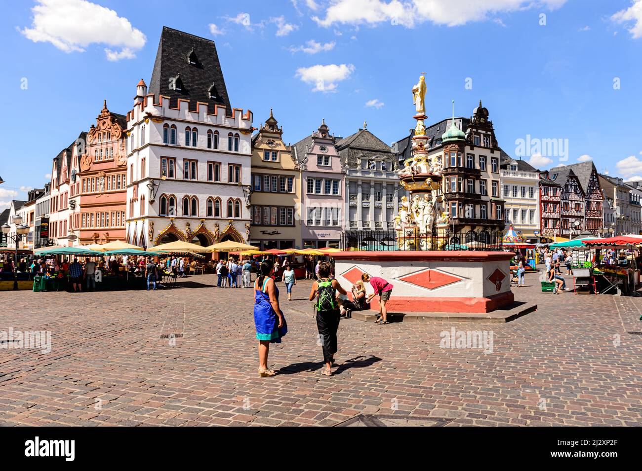 Trier, Alemania, 01 de agosto de 2015: Algunas personas frente a las casas tradicionales en el mercado de la ciudad vieja Foto de stock