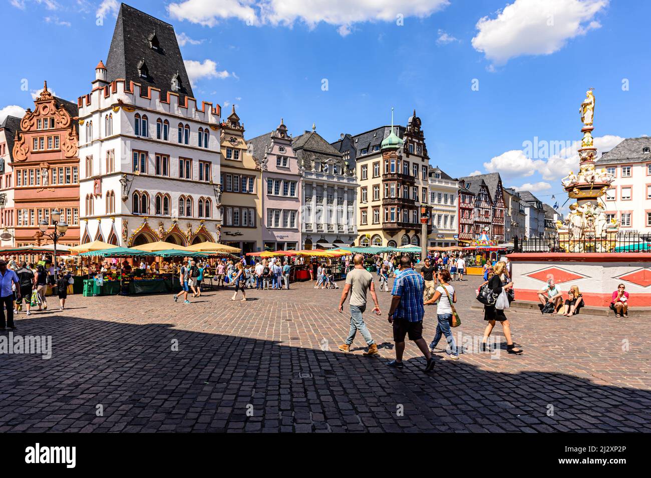 Trier, Alemania, 01 de agosto de 2015: Algunas personas frente a las casas tradicionales en el mercado de la ciudad vieja Foto de stock