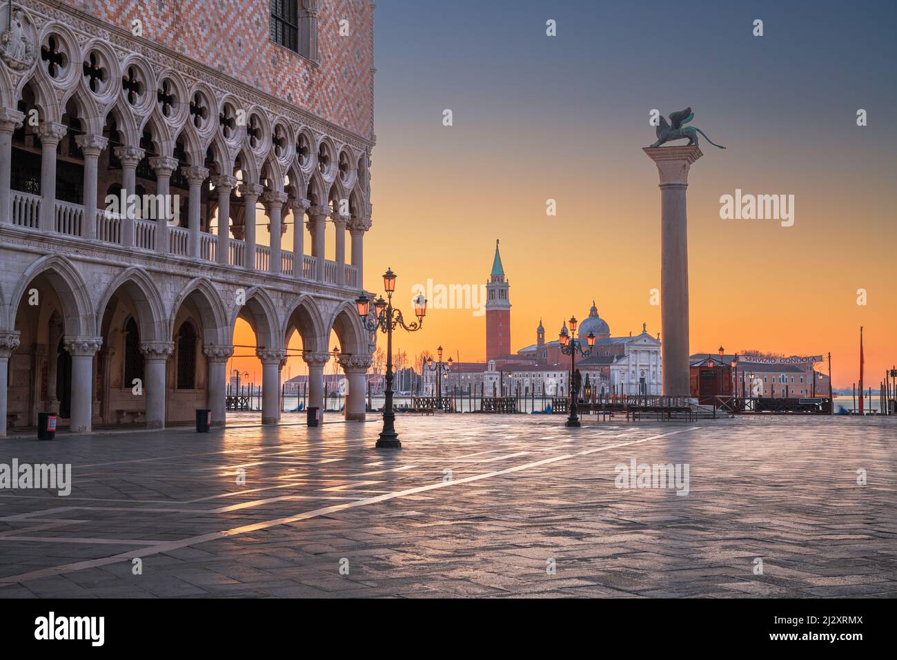 Venecia, Italia de Piazzetta di San Marco en la plaza de San Marcos por la mañana. (el texto dice: servicio de góndola) Foto de stock