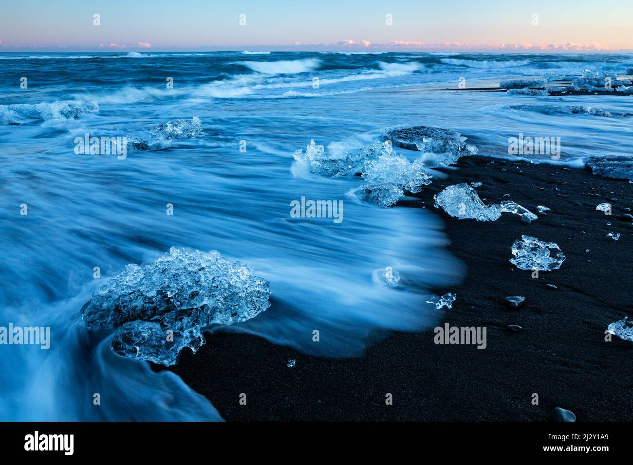 Trozos de hielo en la playa negra de Jokulsa, Sudausturland, Islandia, Europa Foto de stock