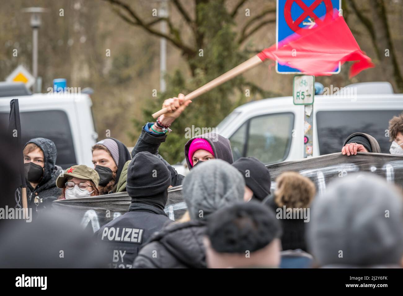 Regensburg, Baviera, Alemania, 26 de enero de 2022: Manifestantes de Antifa dejaron antifascistas en una manifestación anti-Corona en Regensburg con banner shi Foto de stock