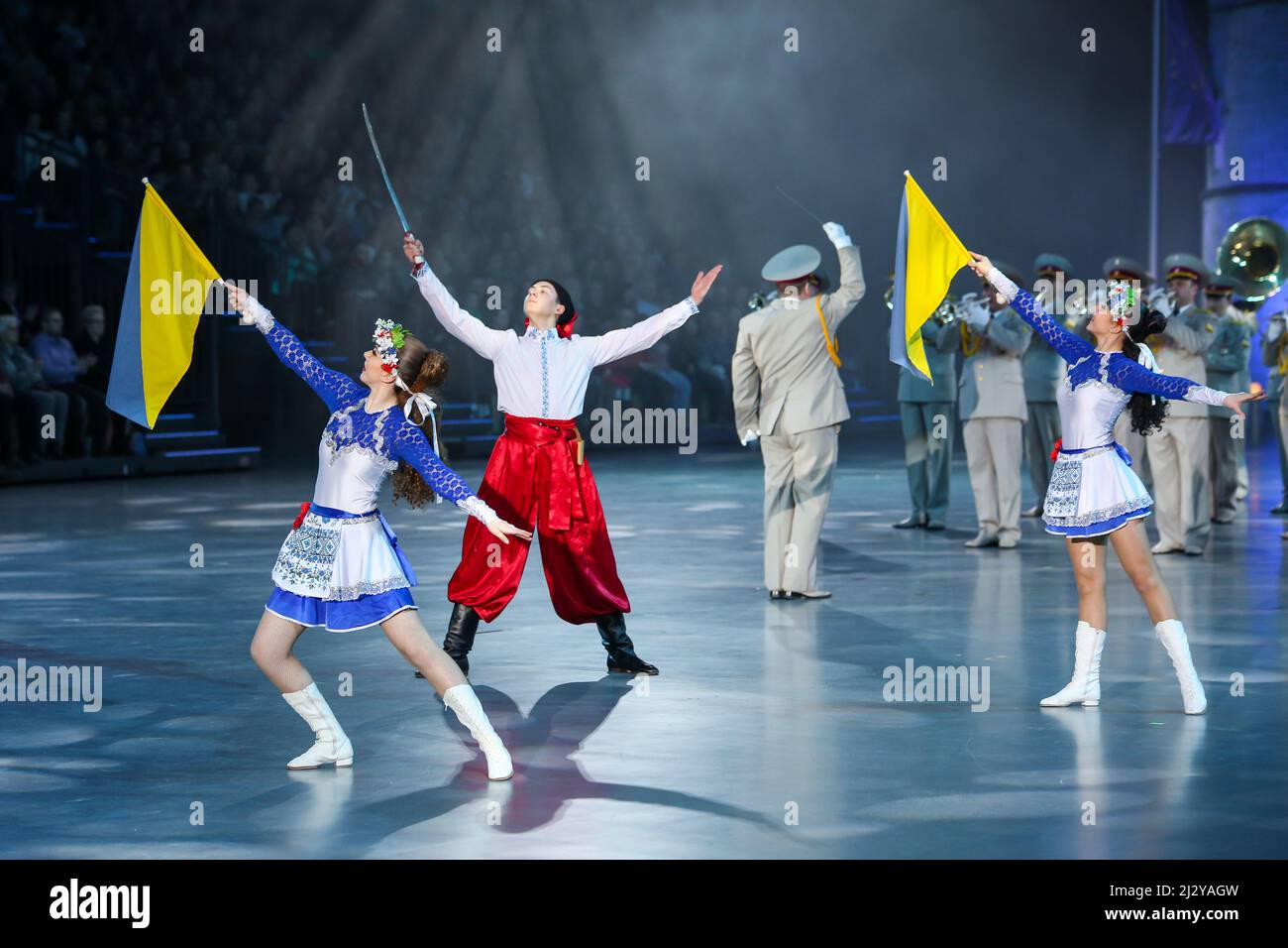 Banda militar de las fuerzas terrestres ucranianas, corto: Banda militar Chernihiv, Ucrania, con grupo de danza folclórica en Musikparade 2017, Marching Band Show en Rittal-Arena Wetzlar, Alemania, 12th de marzo de 2017. Crédito: Christian Lademann / LademannMedia Foto de stock