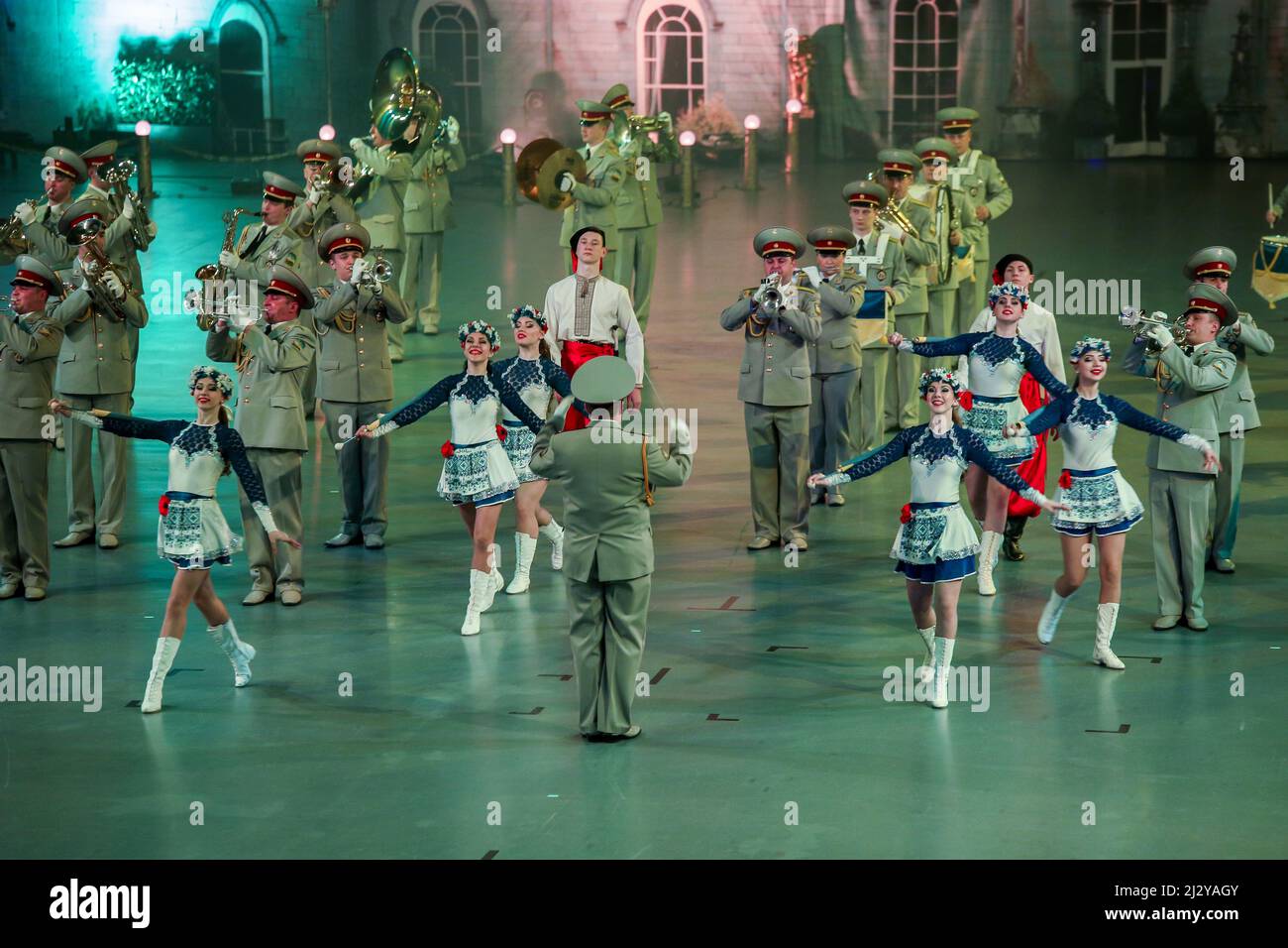 Banda militar de las fuerzas terrestres ucranianas, corto: Banda militar Chernihiv, Ucrania, con grupo de danza folclórica en Musikparade 2017, Marching Band Show en Rittal-Arena Wetzlar, Alemania, 12th de marzo de 2017. Crédito: Christian Lademann / LademannMedia Foto de stock