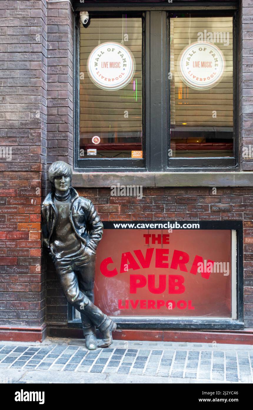 John Lennon Estatuto apoyado contra la pared de la fama en el Cavern Pub al otro lado de Mathew Street desde el Cavern Club Foto de stock