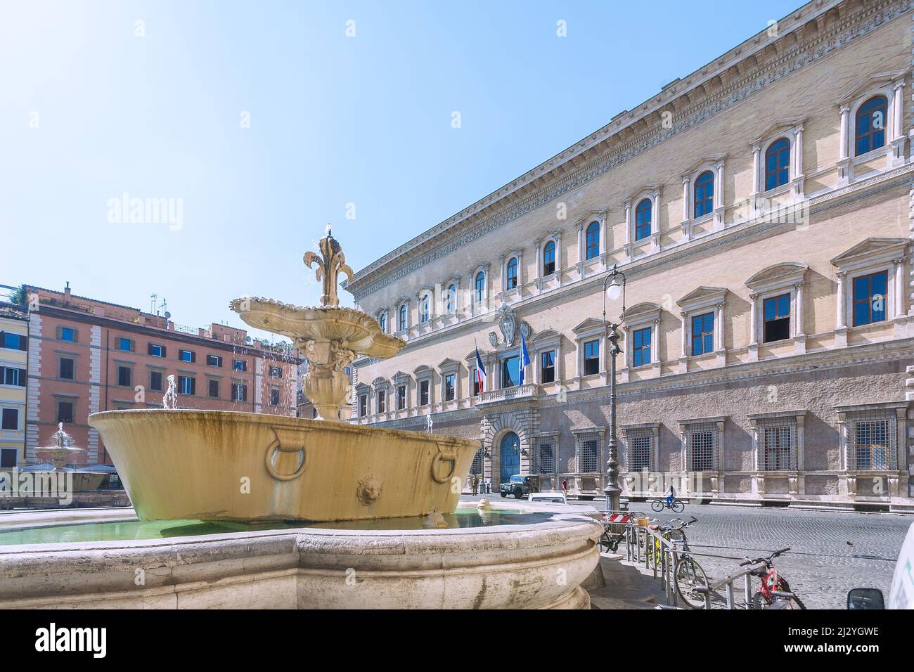 Roma, Piazza Farnese, Palazzo Farnese, fuentes con bañeras de granito ...