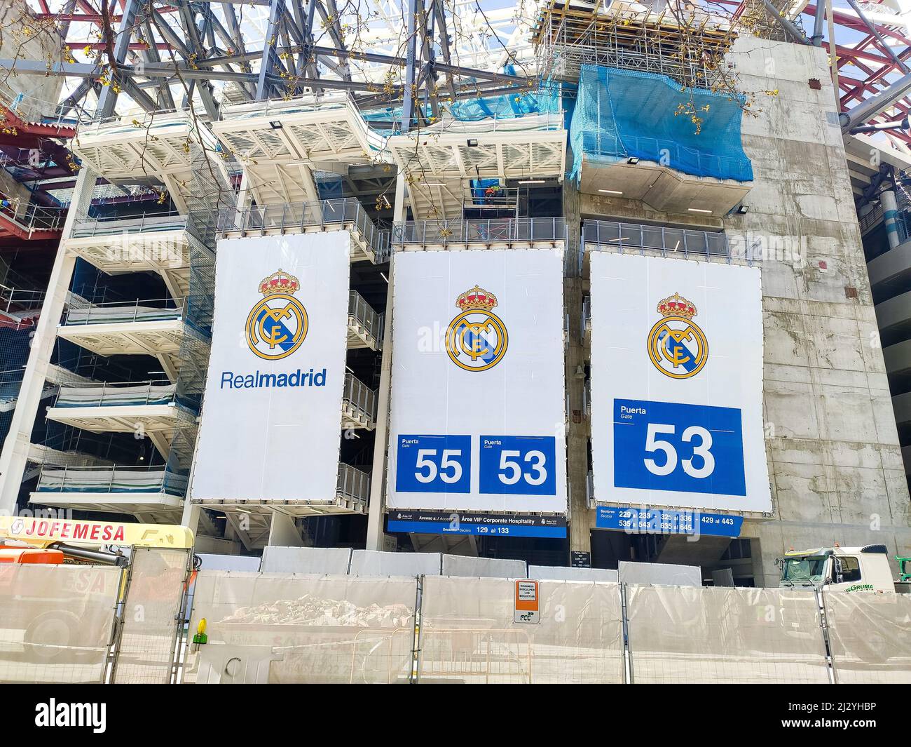 Estadio Santiago Bernabéu en su reforma para tener un nuevo estadio, en  España. Campo de fútbol del Real Madrid C.F. Europa. Fotografía horizontal  Fotografía de stock - Alamy