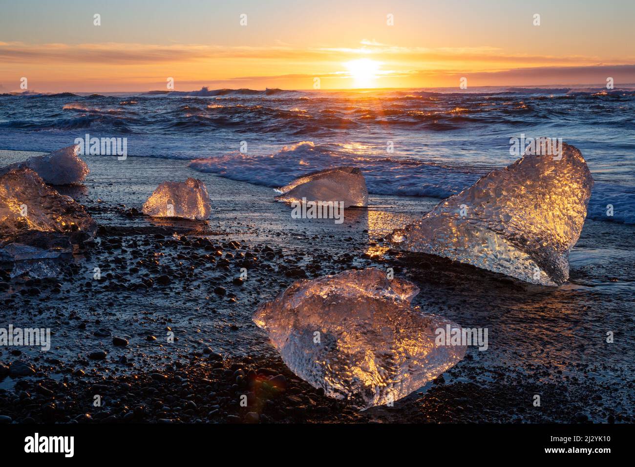 Esculturas de hielo en la playa negra de Jokulsa, Sudausturland, Islandia, Europa Foto de stock