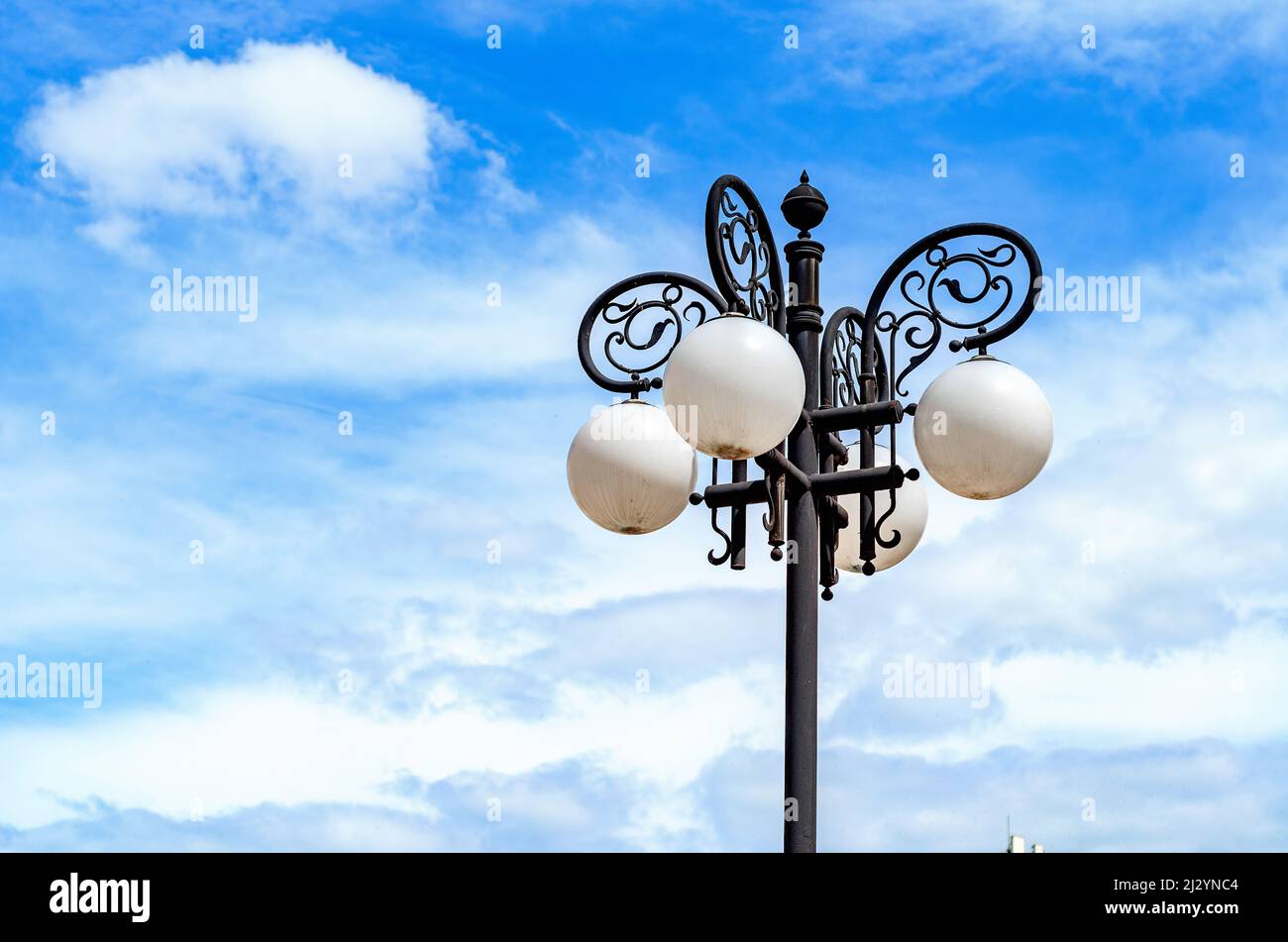 Lámpara de la calle en el fondo del cielo. Lámparas esféricas blancas