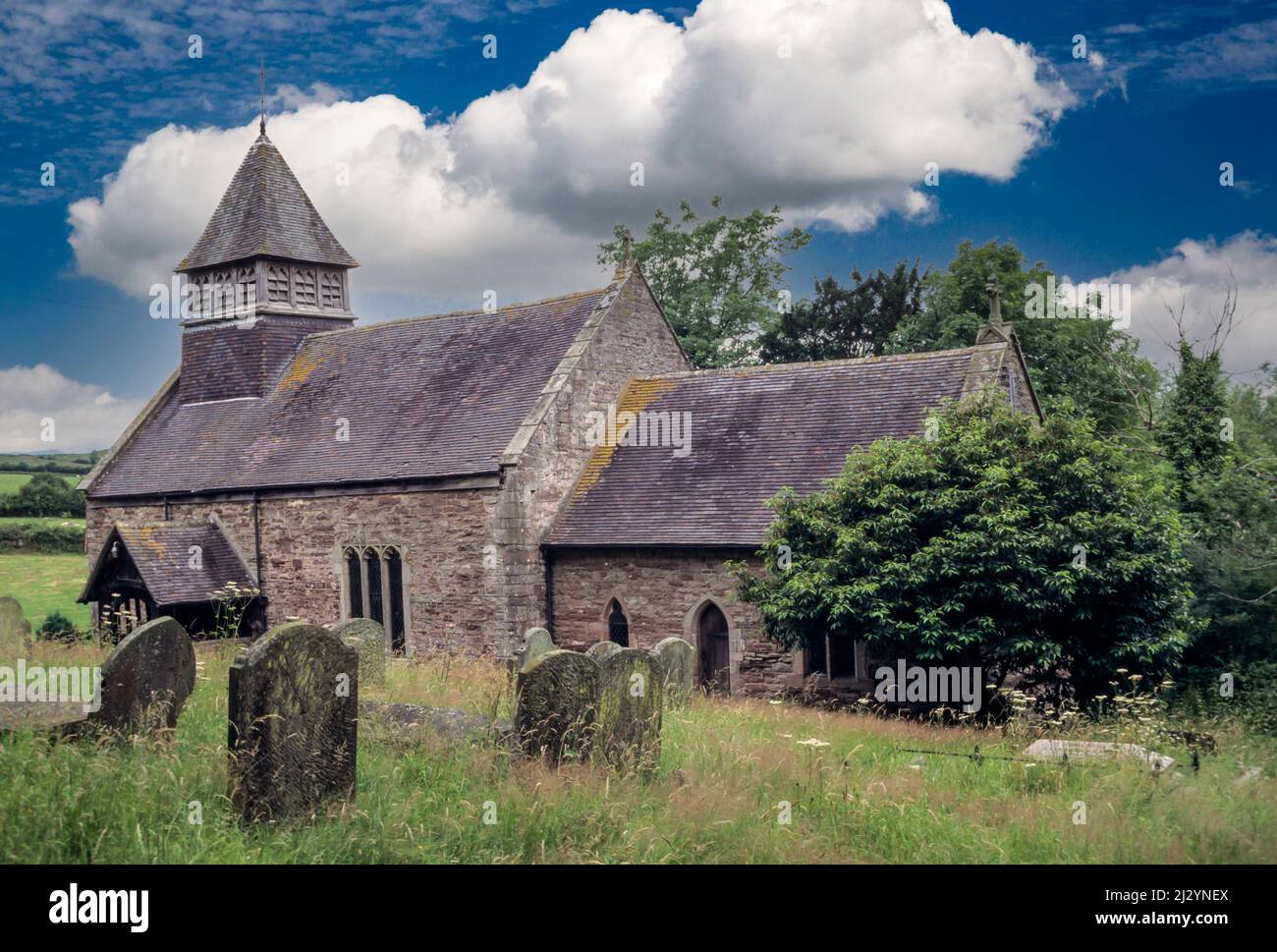 Gales, sendero de Offa's Dyke. Iglesia de San Miguel del Meteoro Ardiente. Monmouthshire. Foto de stock
