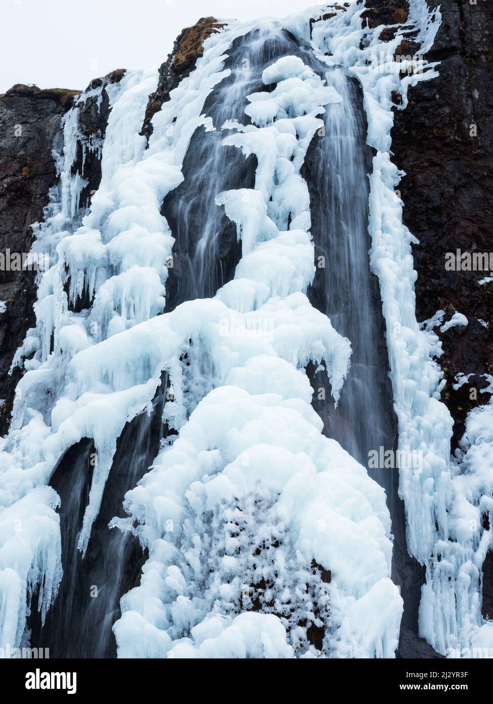 Reserva natural de Hornstrandir, hielo, cascada, rocas, bahía de Hornvik, Islandia, Europa Foto de stock