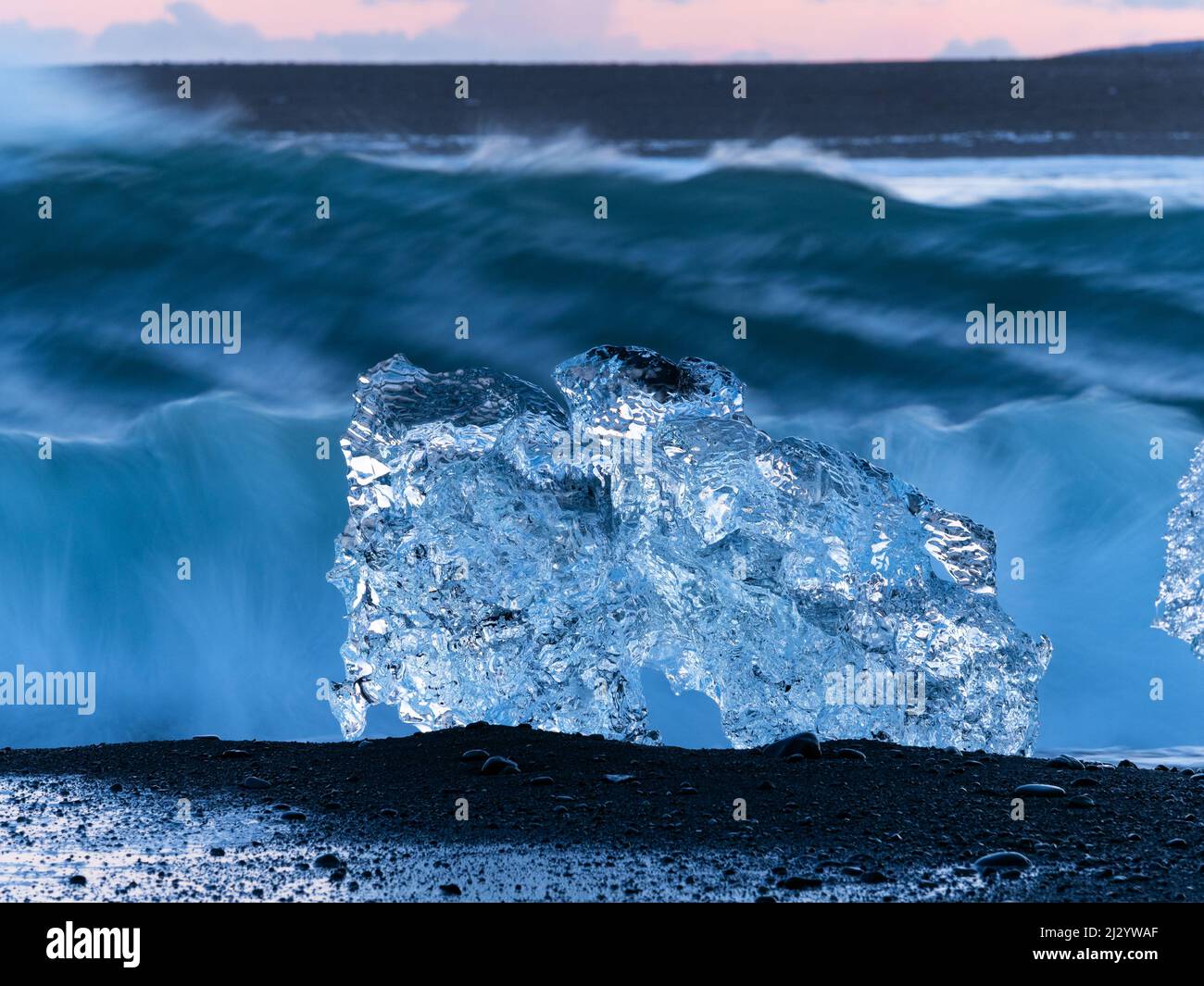 Trozos de hielo en la playa negra de Jokulsa, Sudausturland, Islandia, Europa Foto de stock