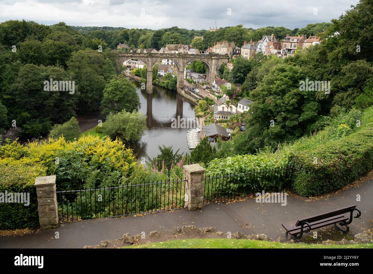 Viaducto histórico de Knaresborough y un río Nidd visto desde las ruinas del castillo de Karesborough Foto de stock