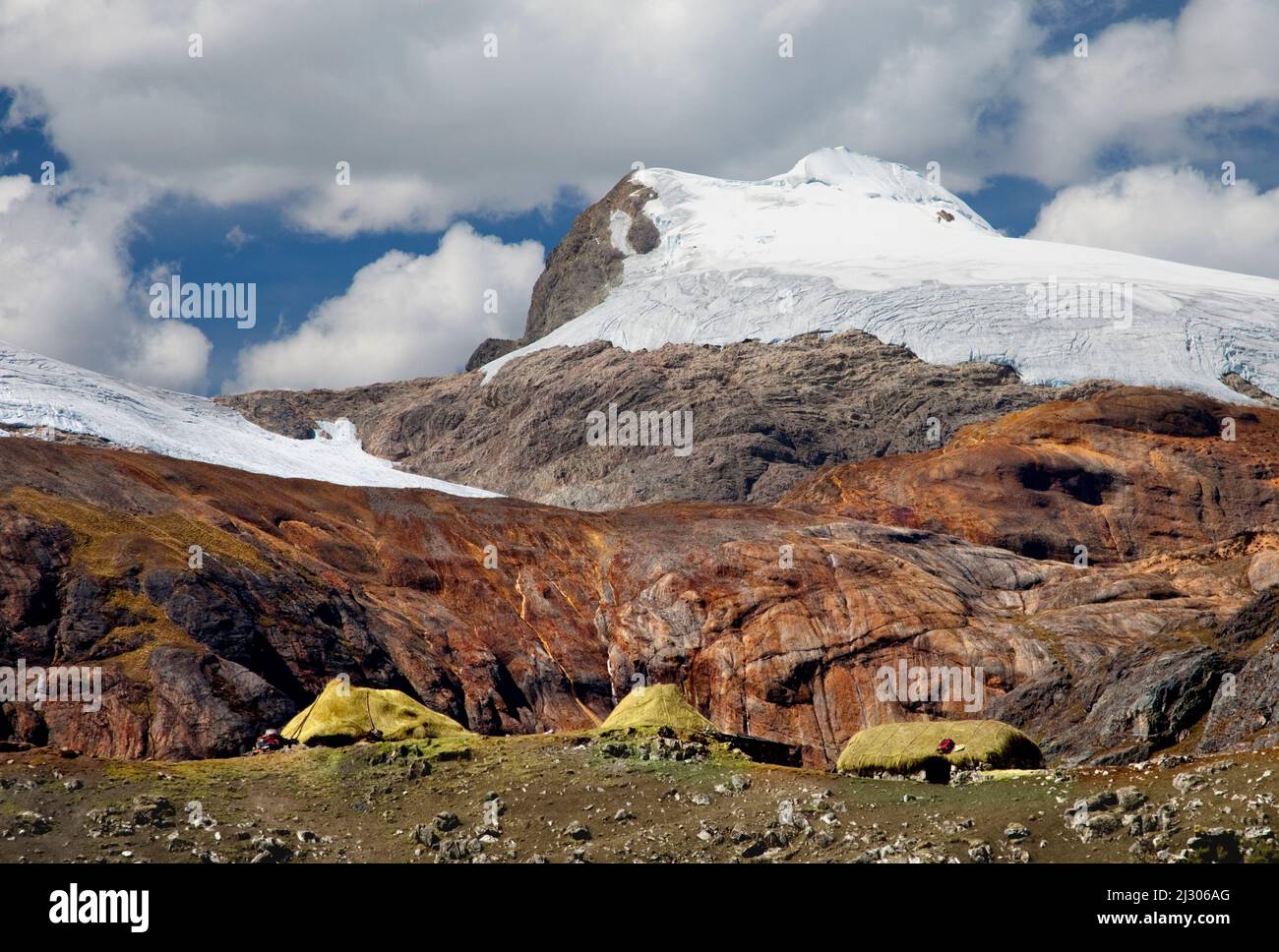 Roca pulida glaciar dejada por glaciar rápidamente encogido en la fuente de abastecimiento de agua de Lima, Cordillera Huayhuash, Perú Foto de stock