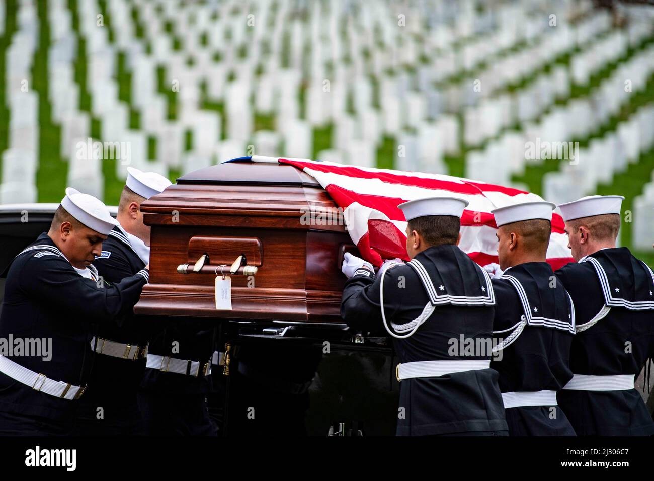 24 de marzo de 2022 - Arlington, Virginia, EE.UU. - Marineros de la Guardia Ceremonial de la Marina de EE.UU., la Banda Ceremonial de la Marina de EE.UU., Y el Regimiento de Infantería de EE.UU. de 3D (la Guardia Vieja) Caisson Platoon lleva a cabo funerales militares con escolta funeraria para la Marina de EE.UU. Seaman 1st Clase Walter Stein en la Sección 36 del Cementerio Nacional de Arlington, Arlington, Virginia, 24 de marzo de 2022. Stein fue asesinado durante el ataque en Pearl Harbor mientras servía a bordo del USS Oklahoma. (Imagen de crédito: © U.S. Army/ZUMA Press Wire Service/ZUMAPRESS.com) Foto de stock