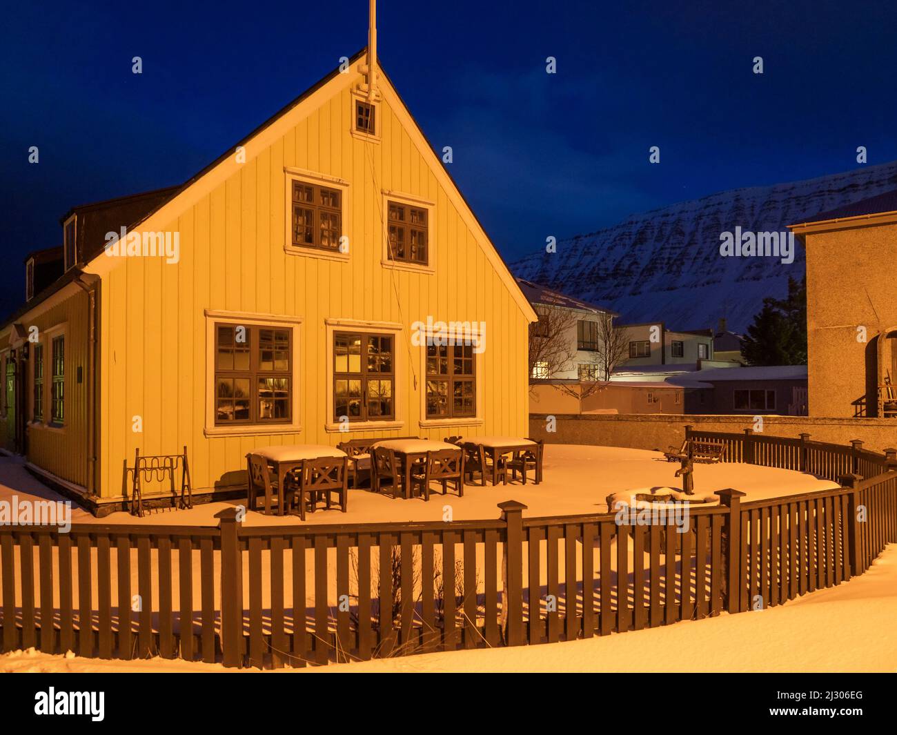 Casa en Isafjordur atardecer, Islandia, Europa Foto de stock
