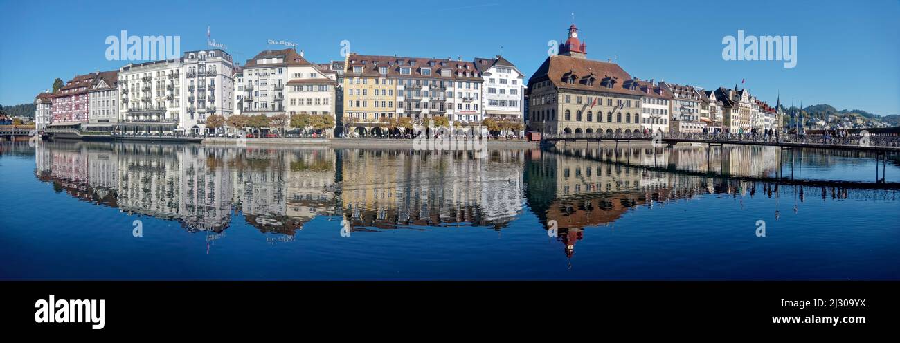 Lucerna en otoño, río Reuss, casco antiguo, espejo, panorama, Suiza Foto de stock