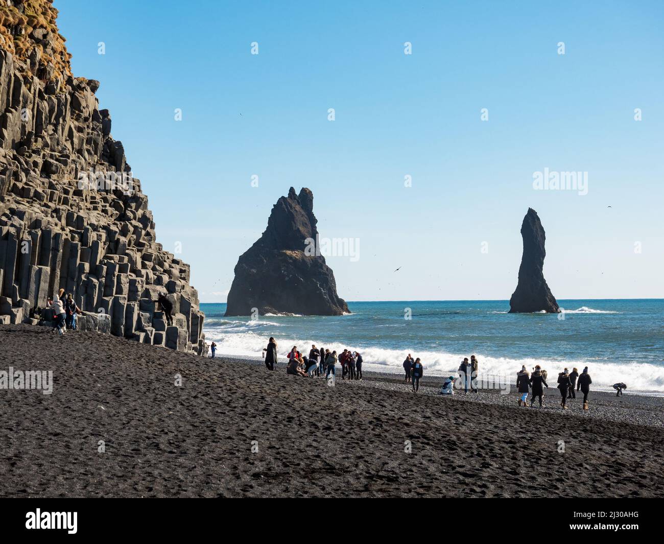 Columnas de basalto en la playa Reynisfjara cerca de Vik, Islandia, Europa Foto de stock