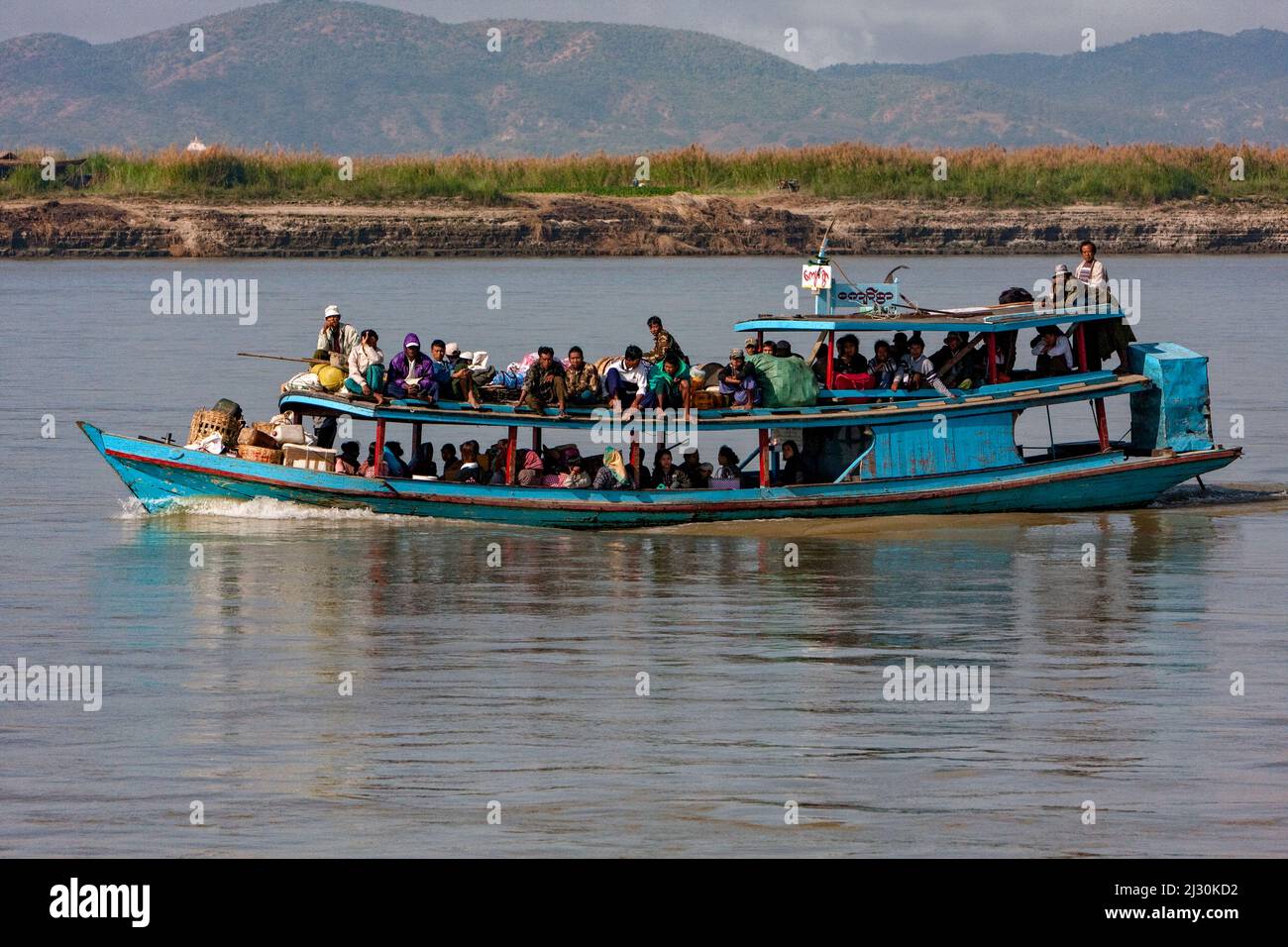 Myanmar, Birmania. Barco en el río Ayeyarwady que lleva personas y carga a Bagan. Foto de stock