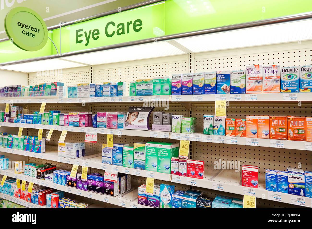 Miami Beach Florida,CVS Pharmacy droguería,interior exhibición venta baldas,productos para el cuidado de los ojos gotas OTC Foto de stock