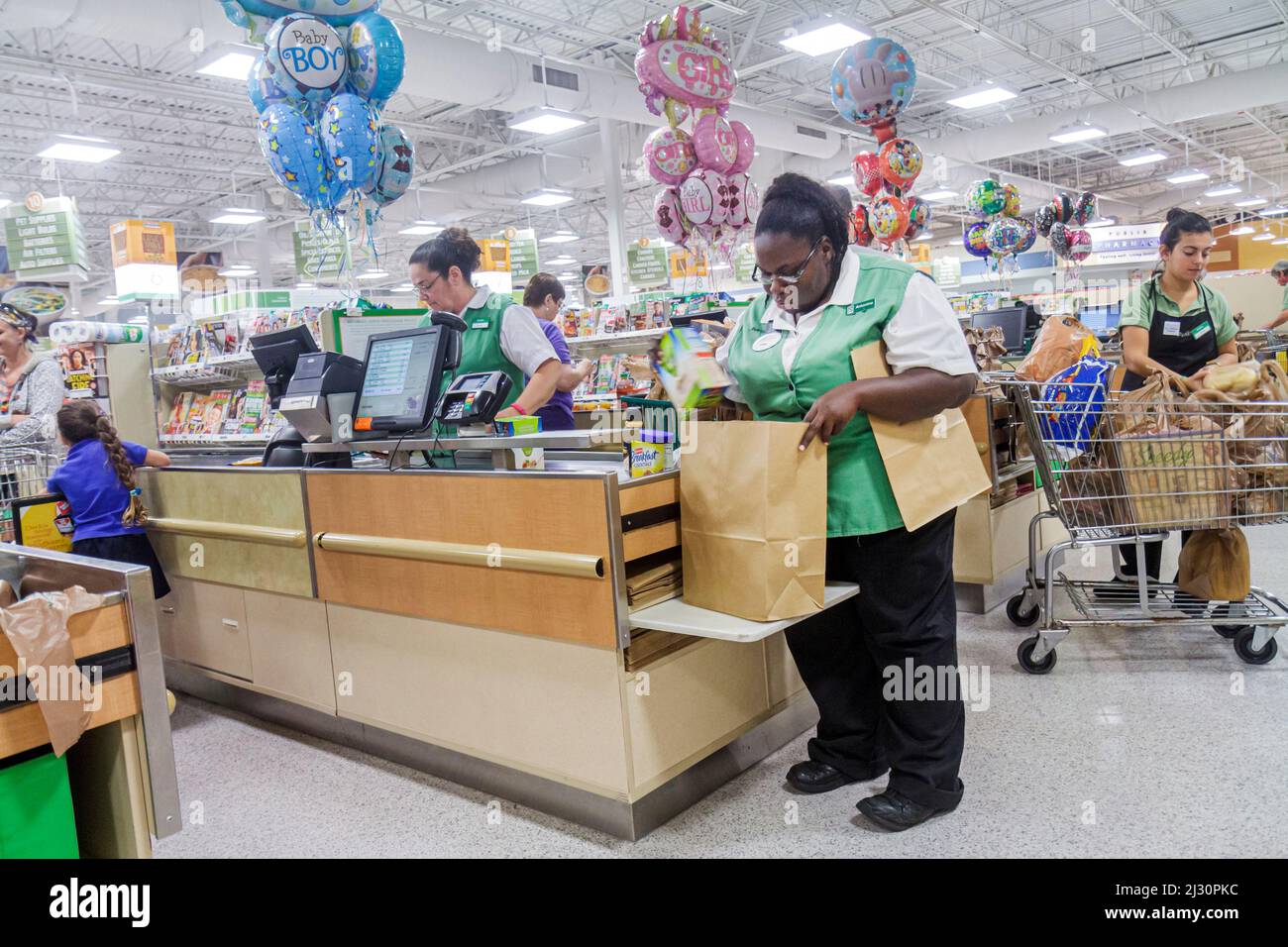 Naples Florida, Publix, supermercado, comida, línea de salida de la cola, cajero, bagger embolsado Mujer negra mujer empleada trabajadora que trabaja Foto de stock