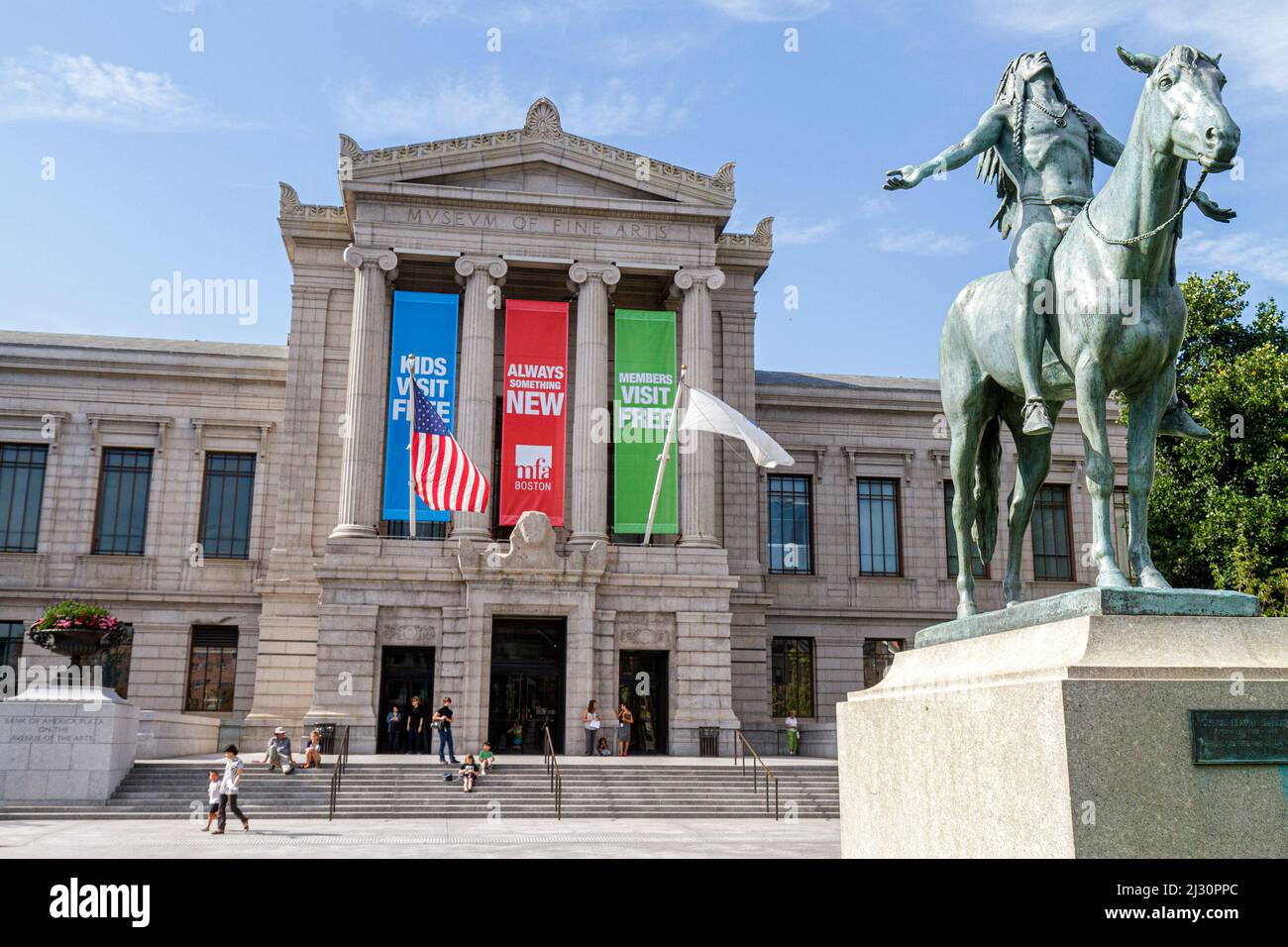 Boston Massachusetts, Museo de Bellas Artes, entrada frontal exterior, llamamiento a la estatua del Gran Espíritu 1909 Cyrus Dallin, indio americano nativo Foto de stock