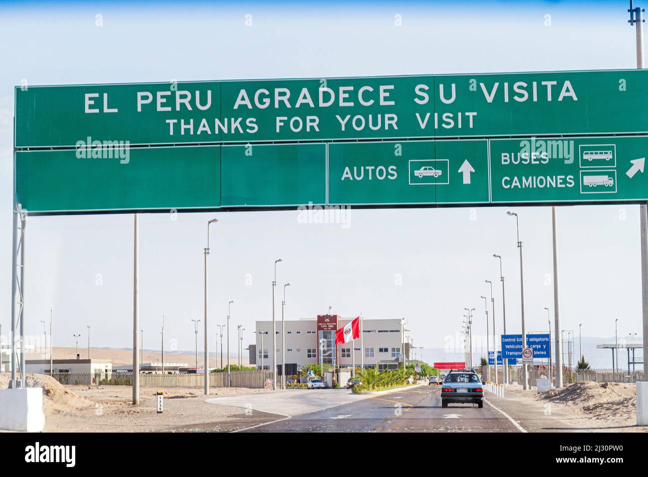 Tacna Perú,Carretera Panamericana,aproximándose a la frontera con Chile,cruzando el puesto de control,autopista,firmar español inglés bilingüe gracias por su visita al edificio Foto de stock