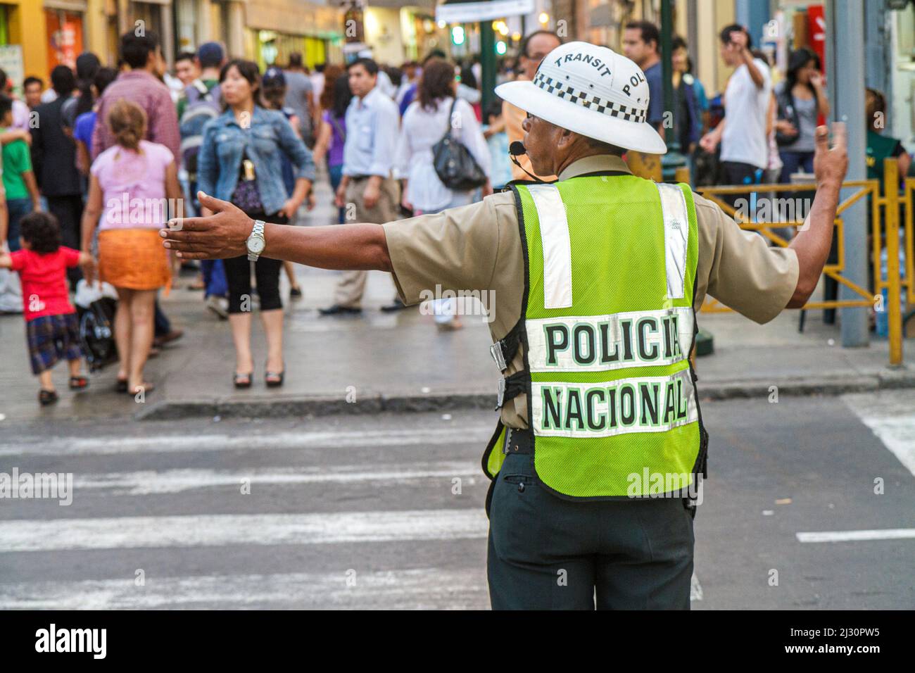 Lima Perú,Jiron de la Union promenade peatonal mall,hombre hispano Policia Nacional, policía de tráfico uniforme silba el cruce de calles Foto de stock