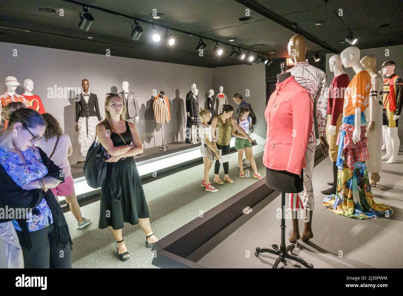 New York City,NYC Manhattan Museum at FIT,Fashion & Textile History Gallery,uniformización,colección de exposiciones uniformes ropa,visitantes maniquíes Foto de stock