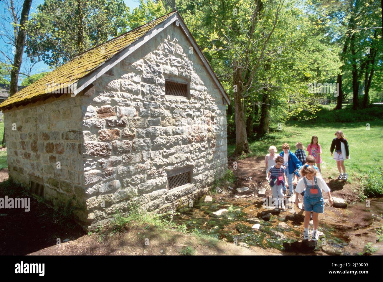 Nashville Tennessee The Hermitage, 1836 Presidente de EE.UU. Andrew Jackson casa de estudiantes piedra caliza springhouse, visita de campo de clase Foto de stock