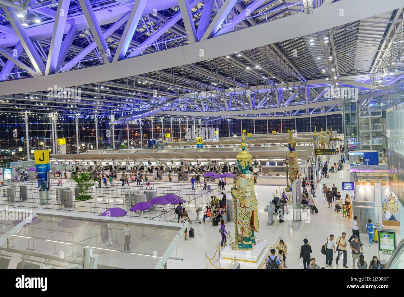 Bangkok Tailandia, Tailandia, Suvarnabhumi Aeropuerto Internacional, BKK, terminal, mostradores de facturación de billetes, interior de diseño Foto de stock