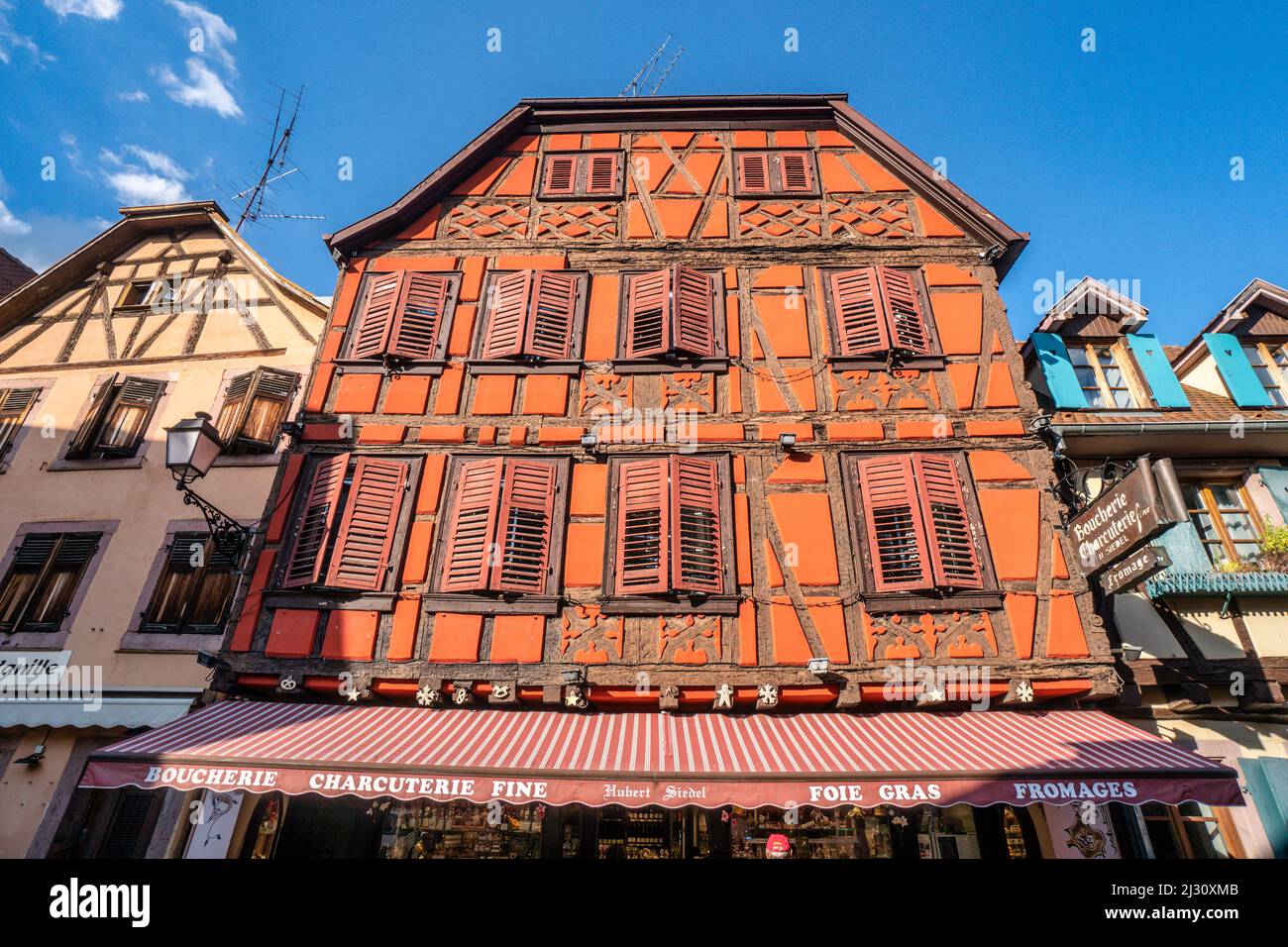 Antigua casa de entramado de madera, Ribeauville, Alsacia, Francia Foto de stock