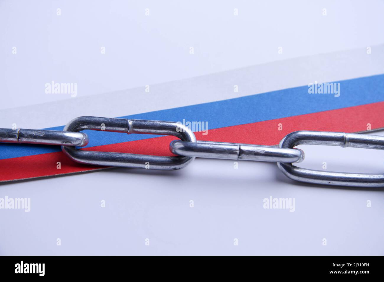 Bandera de Rusia y una cadena con cerradura. Bloqueo de países. Prohibido. Foto de stock