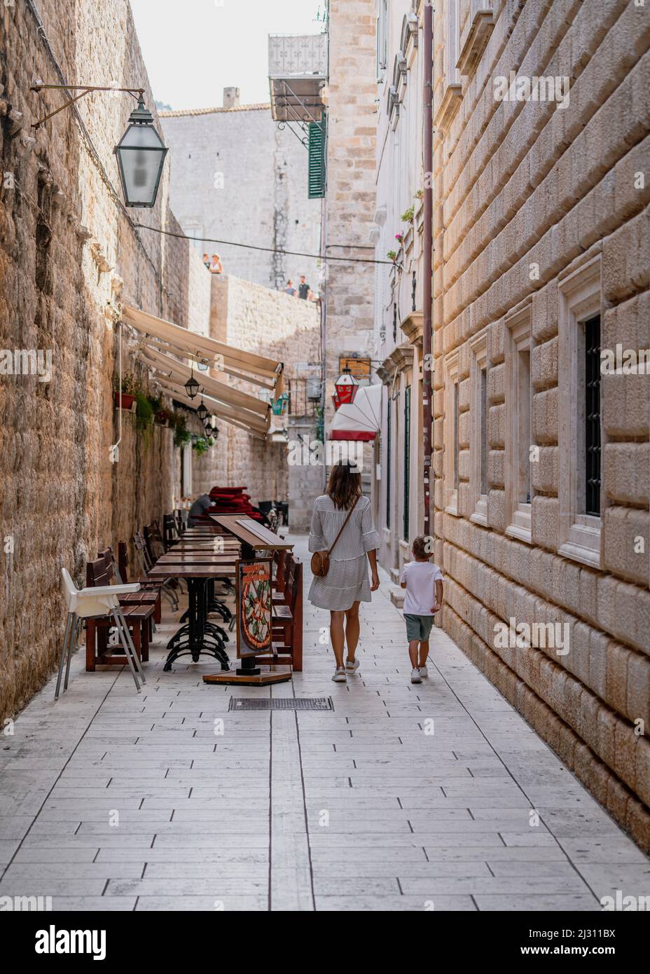 Madre camina con su hijo a través de los callejones del casco antiguo de Dubrovnik, Dalmacia, Croacia. Foto de stock