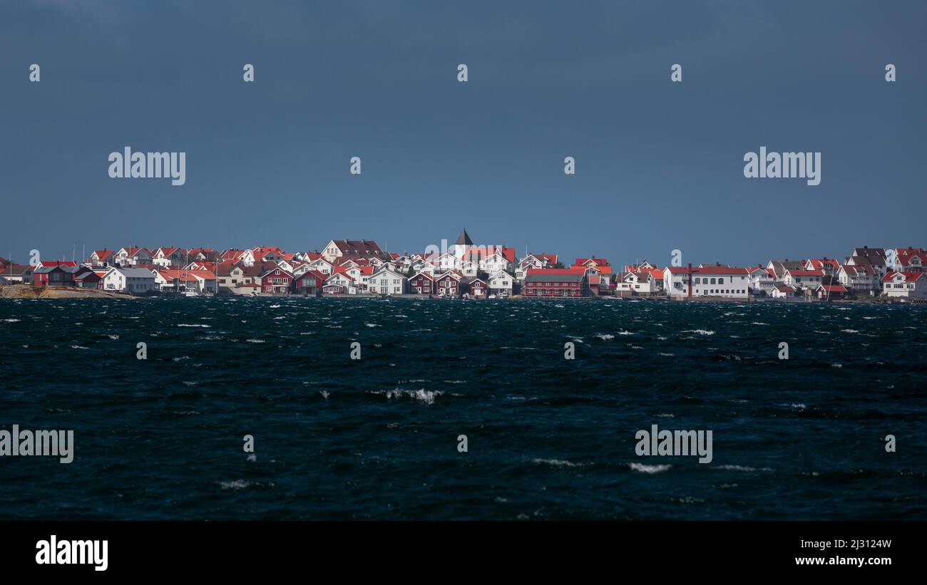 Pueblo en la costa de la isla archipiélago de Tjörn en el oeste de Suecia Foto de stock