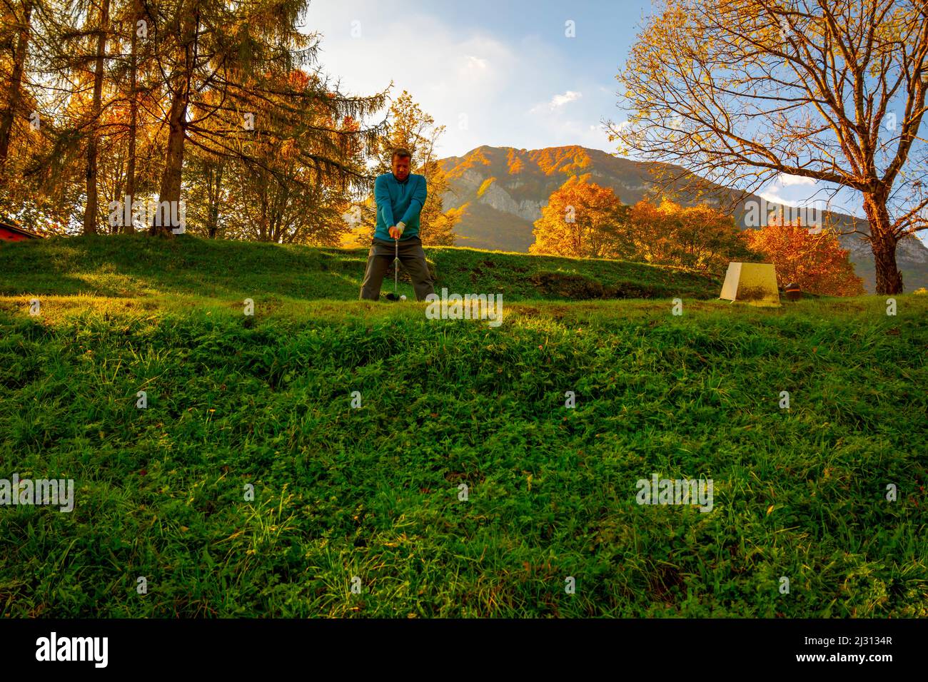 Hoyo 5 en Campo de Golf Menaggio con Vista a la Montaña en Otoño en Lombardía, Italia. Foto de stock