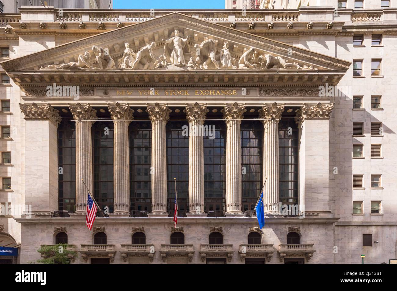 NUEVA YORK, EE.UU. - 5 DE OCTUBRE de 2017: Fachada de la bolsa de Wall  Street en Nueva York. NYSE es la bolsa de valores más famosa del mundo  Fotografía de stock - Alamy