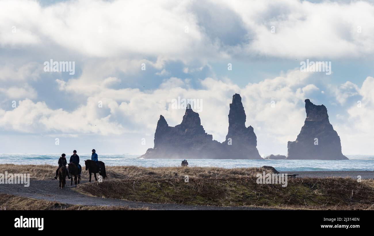 Picos en el mar Reynisdrangar en Vik, Myrdalur, Islandia del Sur, Europa Foto de stock