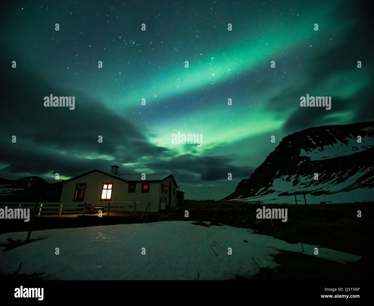 Luces del norte sobre casa, Aurora borealis, Hornvik Bay, Westfjords, Europa Foto de stock