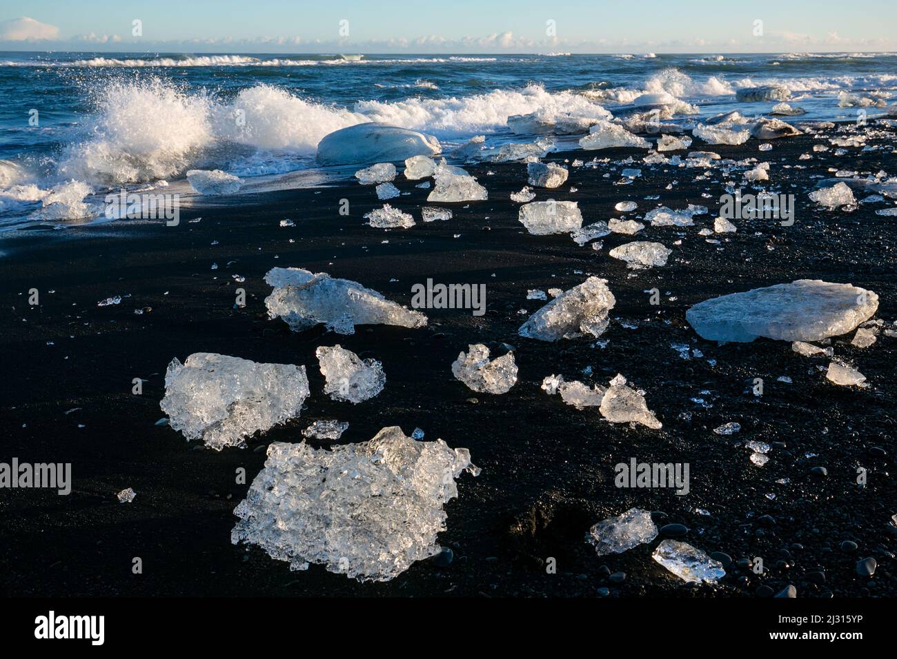 Trozos de hielo en la playa negra de Jokulsa, Sudausturland, Islandia, Europa Foto de stock