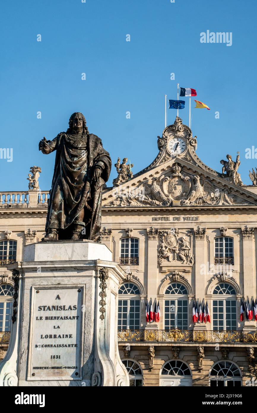 Estatua Stanislas I. Leszcynski frente al Hotel de Ville en Place Stanislas, Patrimonio de la Humanidad de la Unesco, Nancy, Lorena, Francia, Europa Foto de stock