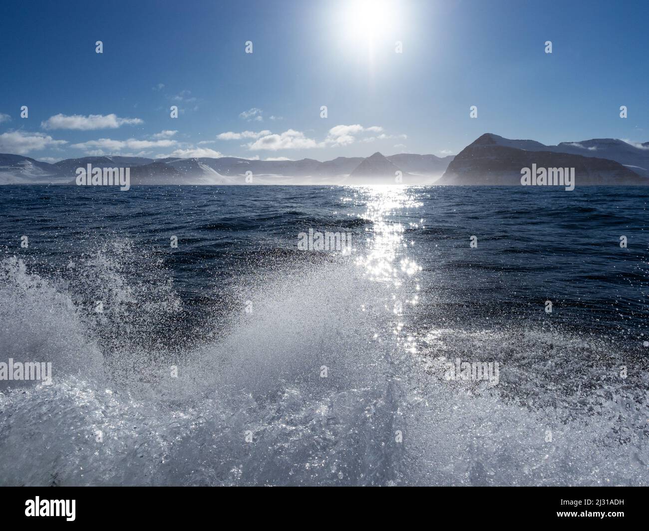 Spray, paseo en barco por la costa de los Westfjords, Islandia, Europa Foto de stock