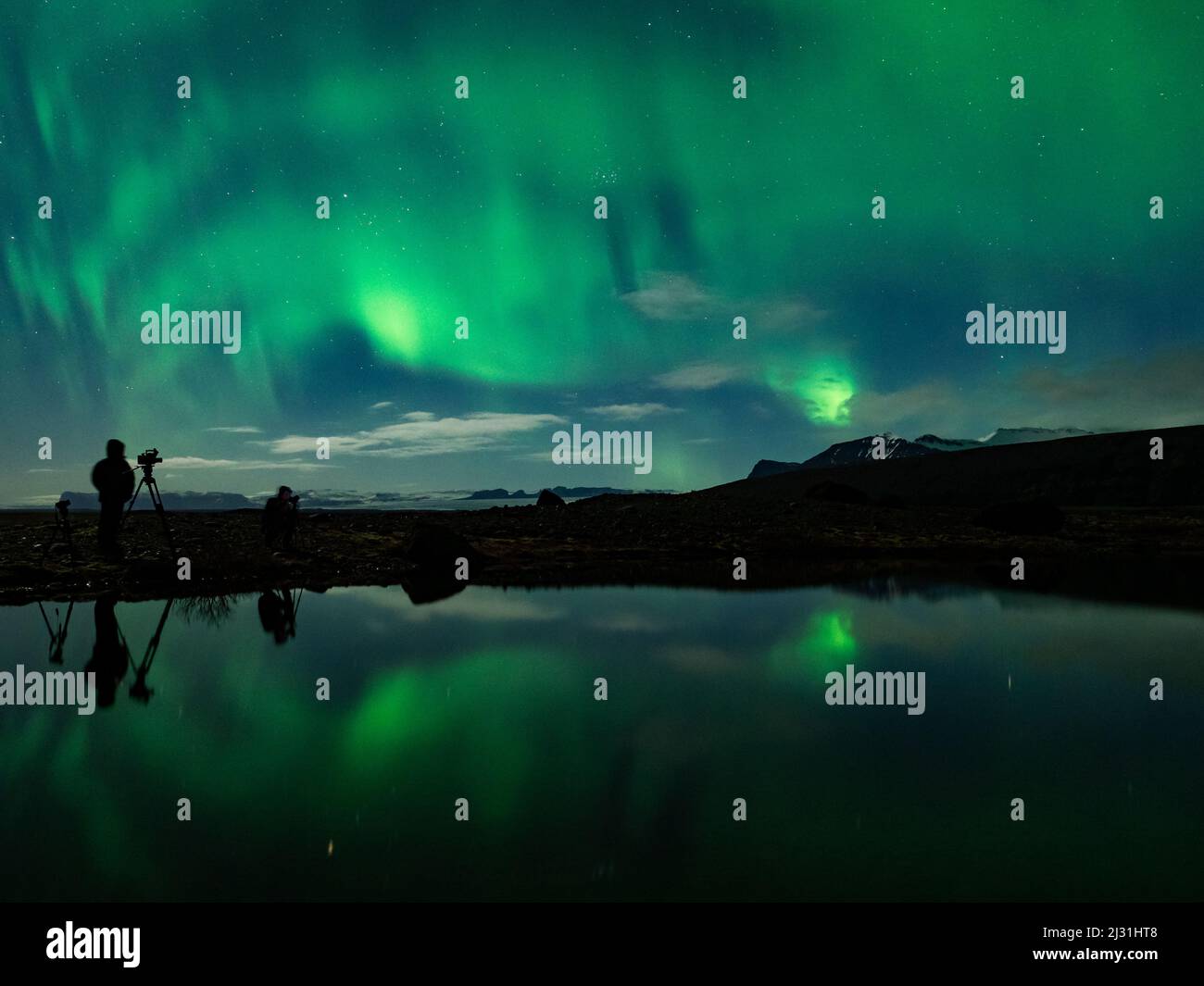Los fotógrafos toman fotos de las luces del norte, aurora borealis, sur de Islandia, Europa Foto de stock