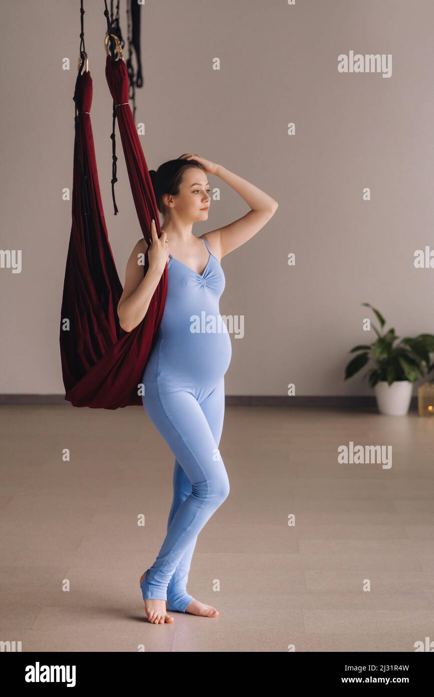 Casa Estado sobrina Niña embarazada. Una mujer en ropa deportiva está cerca de una hamaca  colgante en el gimnasio. El concepto de un estilo de vida saludable, la  maternidad Fotografía de stock - Alamy