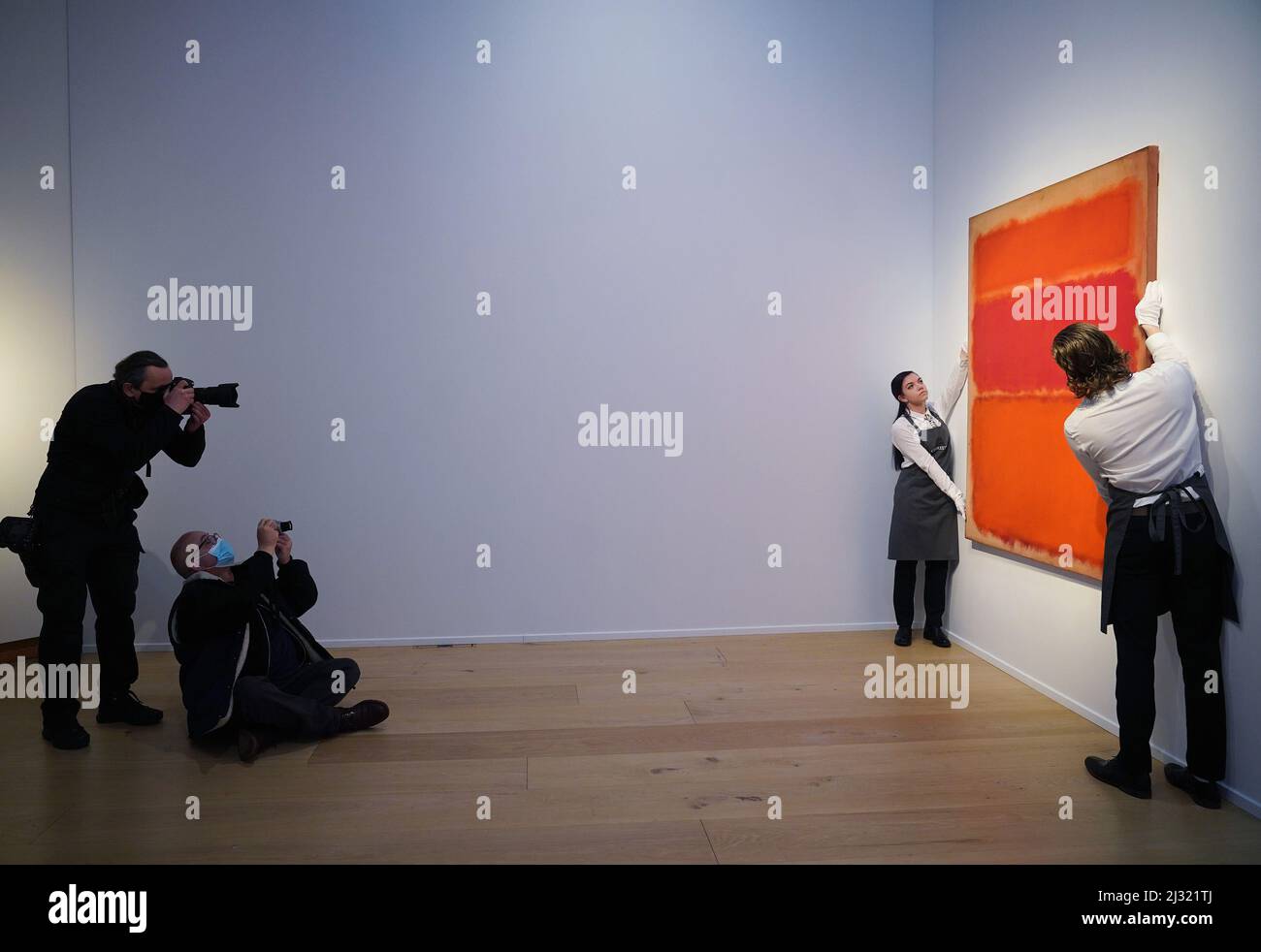 Una pintura de Mark Rothko, Untitled (Shades of Red), 1961, estima $60.000.000-80.000.000, uno de los puntos más destacados de la colección de Anne H Bass, antes de que se ofrezcan en subasta en Nueva York durante las ventas de arte de los siglos 20th y 21st en mayo, en Christie's, Londres. Fecha de la foto: Martes 5 de abril de 2022. Foto de stock