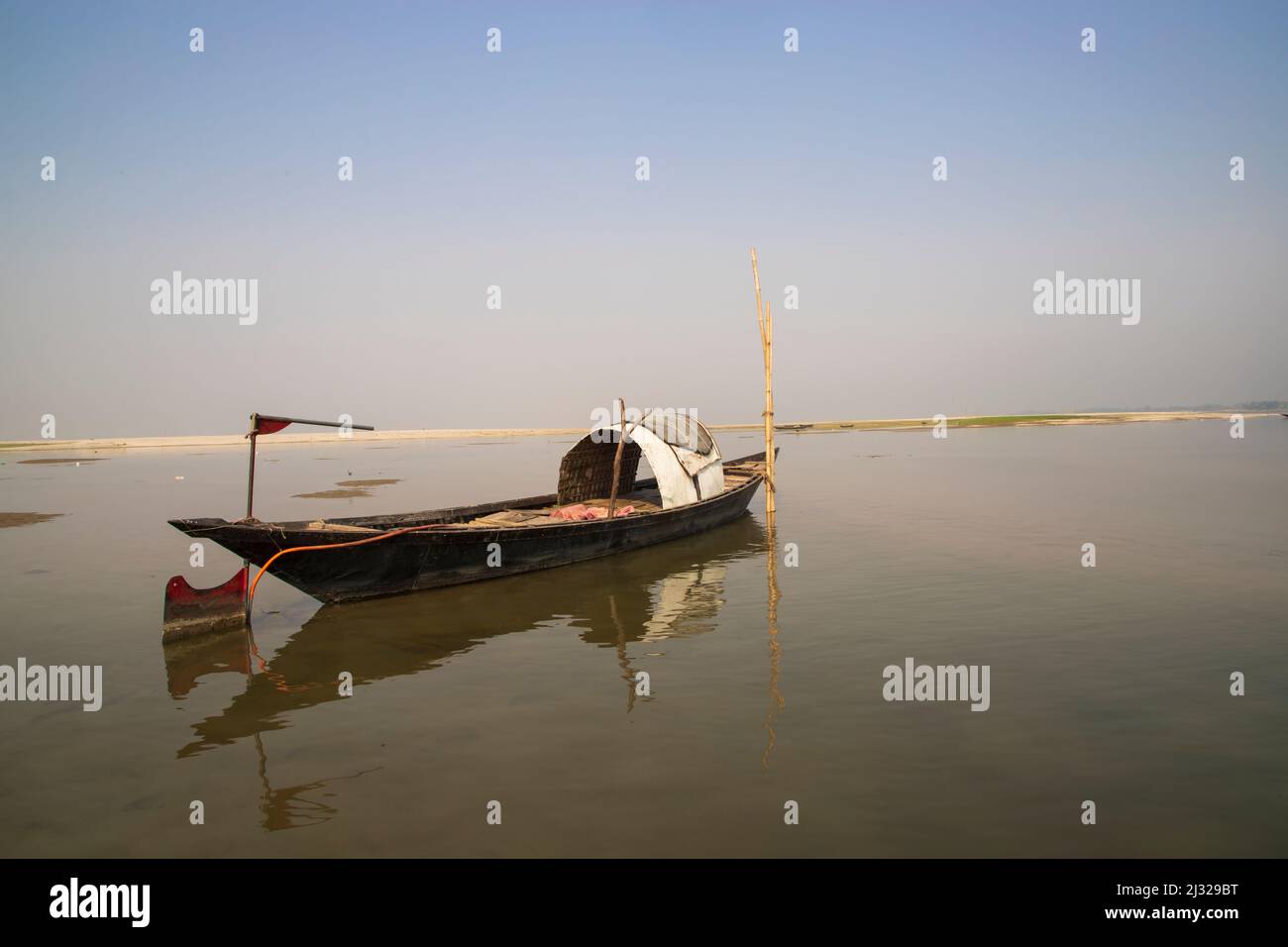 Un barco de pesca de madera en el río Padma por Bangladesh Hermosa vista del paisaje Foto de stock