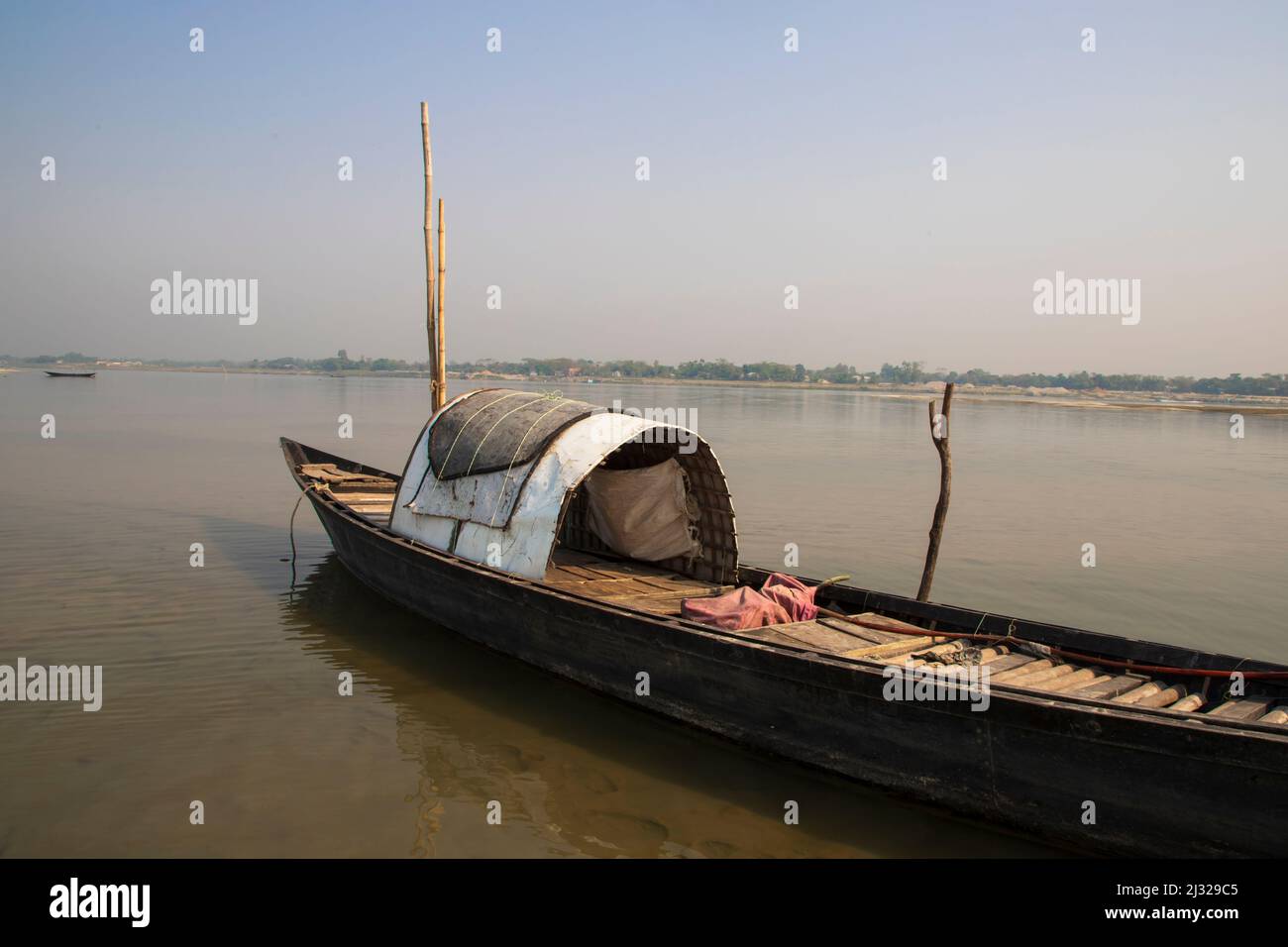 Un barco de pesca de madera en el río Padma por Bangladesh Hermosa vista del paisaje Foto de stock