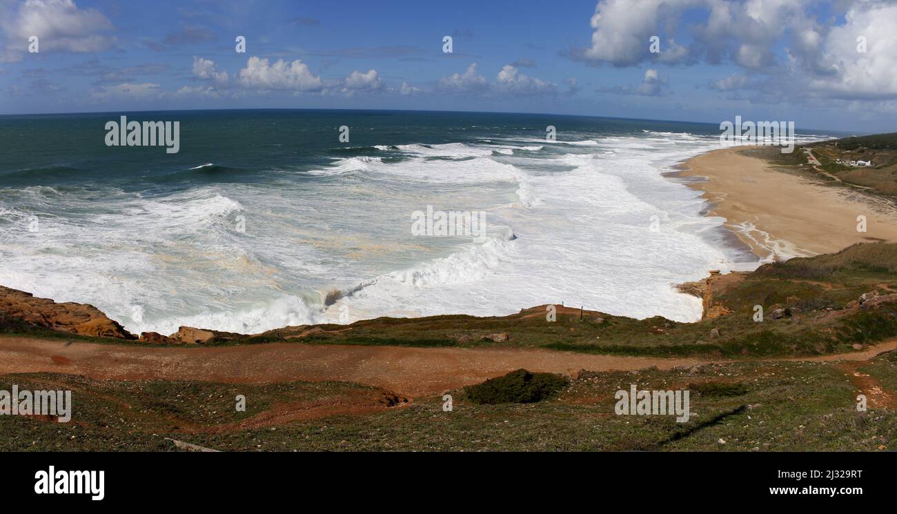 Panorama: Praja do Norte, Playa Norte, Nordstrand, Nazare, Portugal. Foto de stock