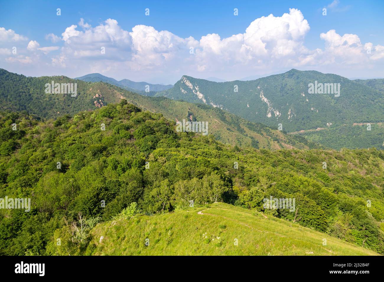 Vista de la ruta que conduce a la cima de Monte Chiusarella, Varesine prealps, Parco Regionale del Campo dei Fiori, Varese distrito, Lombardía, Italia. Foto de stock